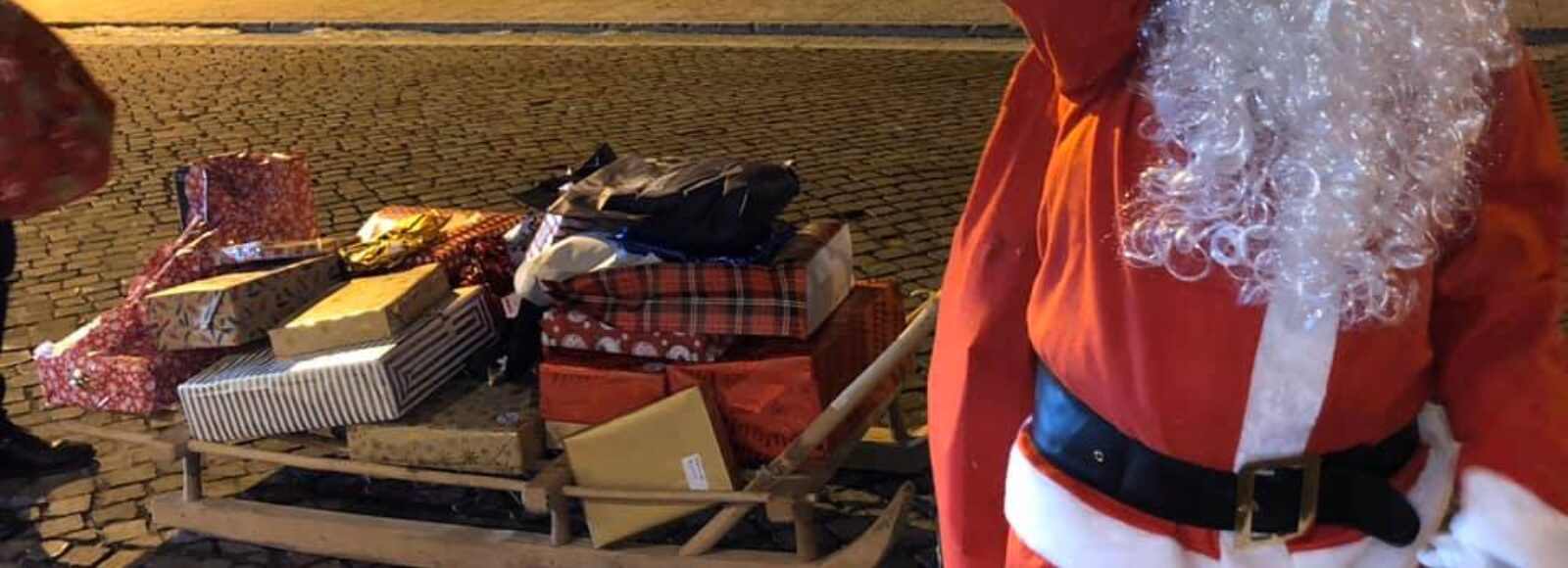 Babbo Natale consegna i regali all'Hotel Isolabella