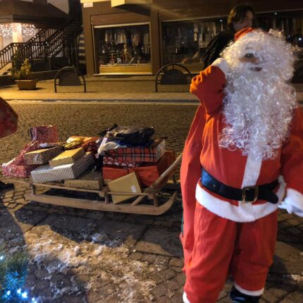 Babbo Natale consegna i regali all'Hotel Isolabella