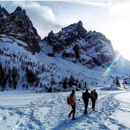 Passeggiate con le ciaspole sulla neve sotto le Pale di San Martino