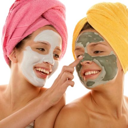 Ragazze alle prese con una maschera viso