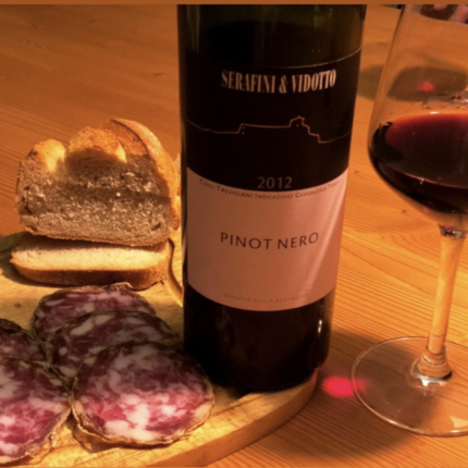 Pinot Nero 2012 Serafini e Vidotto con pane e salame
